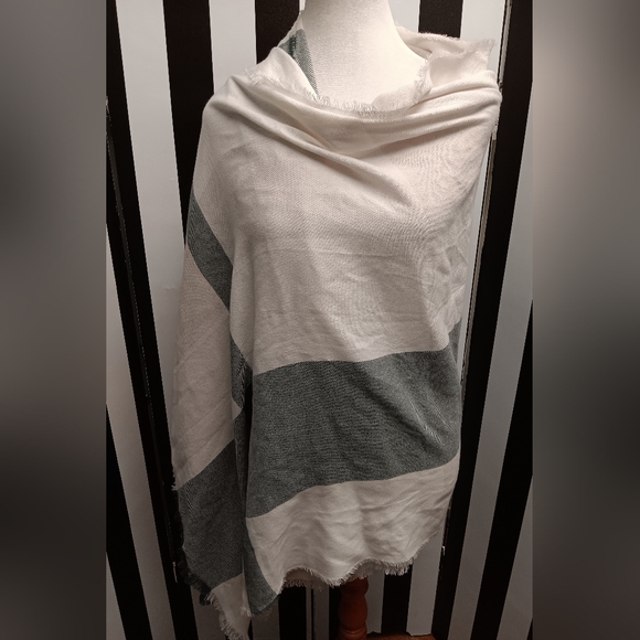 Long rectangular knit scarf - Picture 2 of 6